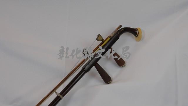 胡琴（絃柄頂端黑色彎、風箱深褐黃黑色）【展示櫃】藏品圖，第2張