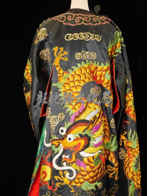 、蟒（黑色底、內裡紅色），繡5爪黃色底金龍彩色身。藏品圖，第2張