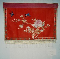 紅緞地繡花鳥門簾藏品圖，第1張