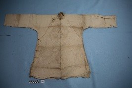 漿白色上衣、褲子(各兩件)的圖片