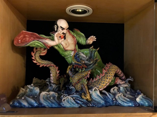 羅漢戲龍的圖片