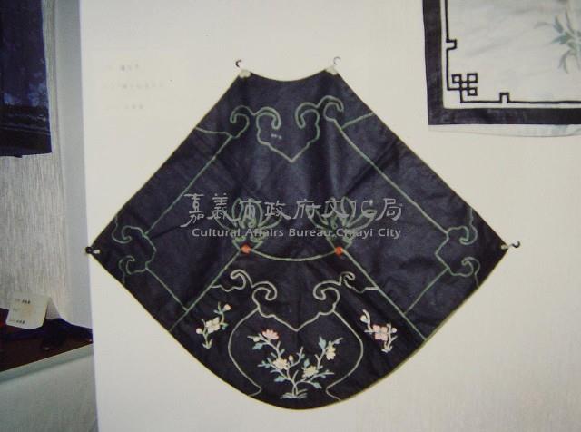 黑綢地彩繡花卉肚兜藏品圖，第1張