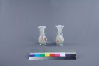 白地綴色花瓶（一對）藏品圖，第2張