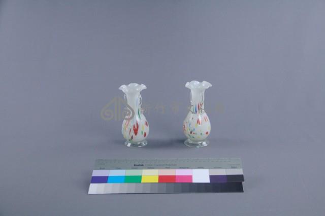 白地綴色花瓶（一對）藏品圖，第3張
