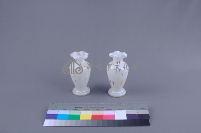 白底什色花瓶（一對）藏品圖，第3張