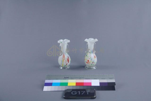 白地綴色花瓶（一對）藏品圖，第1張