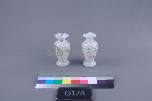 白底什色花瓶（一對）藏品圖，第1張