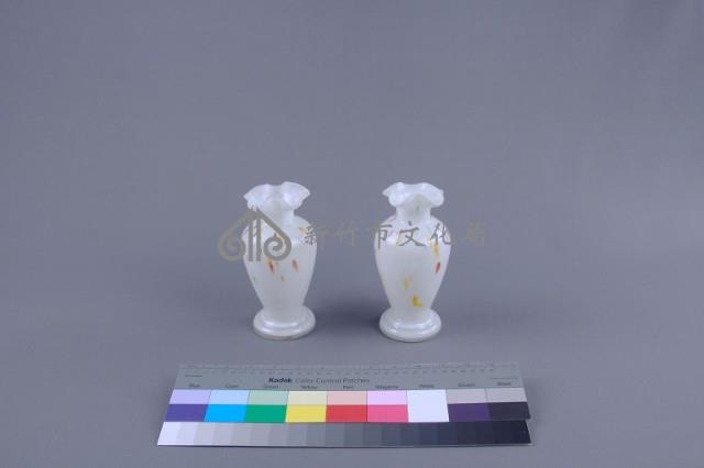 白底什色花瓶（一對）藏品圖，第4張