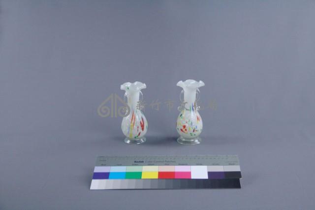 白地綴色花瓶（一對）藏品圖，第2張