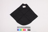 黑棉地藍線繡肚兜藏品圖，第2張