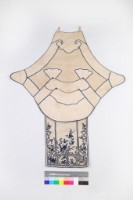 白棉地藍線繡花鳥拐子龍紋肚兜藏品圖，第1張