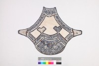 白棉地藍線繡壽字花蝶圖肚兜藏品圖，第1張