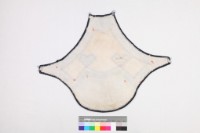 白棉地藍線繡壽字花蝶圖肚兜藏品圖，第2張