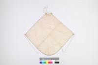 白棉地彩繡花鳥紋肚兜藏品圖，第2張