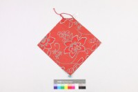 紅緞地彩繡瓜蝶紋肚兜藏品圖，第2張