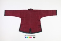 紫紅色絲質緹花大襟立領女童上衣藏品圖，第2張