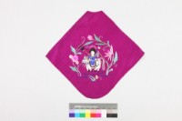 桃紅緞地彩繡人物花卉紋肚兜藏品圖，第1張