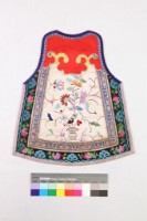 白緞地彩繡花蝶紋肚兜藏品圖，第1張