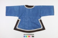 藍綢地貼飾菱形紋繡帶女童 大襟衫藏品圖，第2張