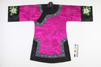 桃紅緞地暗提牡丹立領大襟衫藏品圖，第1張