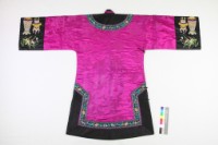 桃紅緞地暗提牡丹立領大襟衫藏品圖，第2張