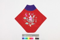 紅棉地彩繡人物圖肚兜藏品圖，第1張