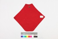 紅棉地彩繡人物圖肚兜藏品圖，第2張