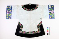 白綢地貼飾花卉繡帶大襟衫藏品圖，第2張