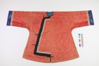 橘綢地貼飾暗八仙琵琶 襟女襖藏品圖，第1張