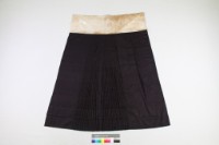 黑綢地貼飾如意紋馬面百褶裙-1藏品圖，第2張