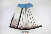 米白綢地彩繡龍鳳馬面裙藏品圖，第1張