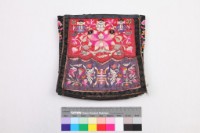 紅紫緞地壽字人物紋方形荷包藏品圖，第1張