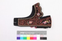 黑絨地盤金彩繡回紋鳳蝶佛手圖短圈藏品圖，第2張