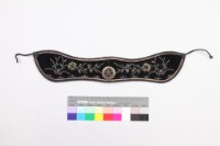 黑絨地珠繡花卉團壽紋眉勒藏品圖，第1張