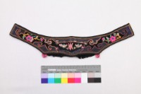 黑絨地貼布彩繡雙雞拱壽圖短圈藏品圖，第1張