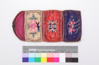 緞地彩繡花卉紋褡褳荷包藏品圖，第1張