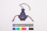 紫緞地彩繡蝶鳥盤長紋葫蘆形配飾藏品圖，第1張