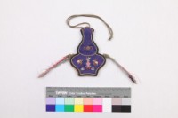 紫緞地彩繡蝶鳥盤長紋葫蘆形配飾藏品圖，第2張