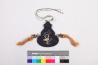 黑緞地彩繡花鳥紋葫蘆形配飾藏品圖，第2張