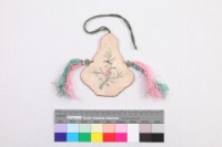 米白緞地彩繡花鳥紋葫蘆形配飾藏品圖，第1張