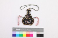 緞地彩繡花魚盤長紋葫蘆形配飾藏品圖，第2張