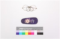 藍紫地提花布彩繡花卉紋眼鏡套一組-圓框眼鏡藏品圖，第2張
