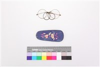 藍紫地提花布彩繡花卉紋眼鏡套一組-圓框眼鏡藏品圖，第1張