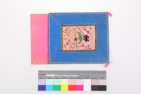 白緞地藍框彩繡雙翎人物紋單面方形荷包藏品圖，第1張