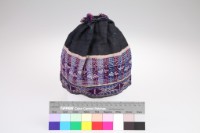 黑麻地拼布花卉紋碗帽藏品圖，第1張