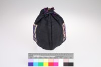 黑麻地拼布花卉紋碗帽藏品圖，第2張