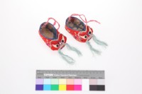 紅緞地彩繡花卉紋虎頭童鞋藏品圖，第2張