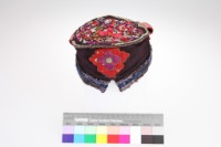 黑棉地彩繡花卉紋平頂童帽藏品圖，第2張