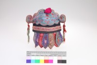 藍緞地彩繡花蝶紋狀元童帽藏品圖，第1張