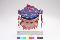 藍緞地彩繡花蝶紋狀元童帽藏品圖，第2張